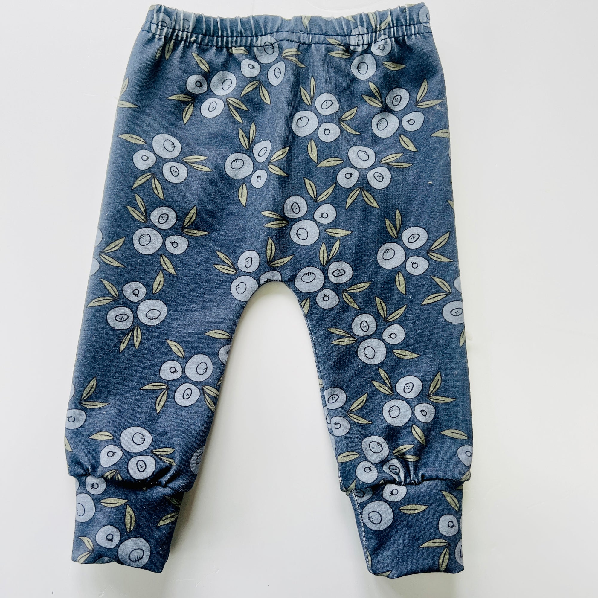 Eddie & Bee organic cotton leggings in Dark Blue “Blueberries" print.