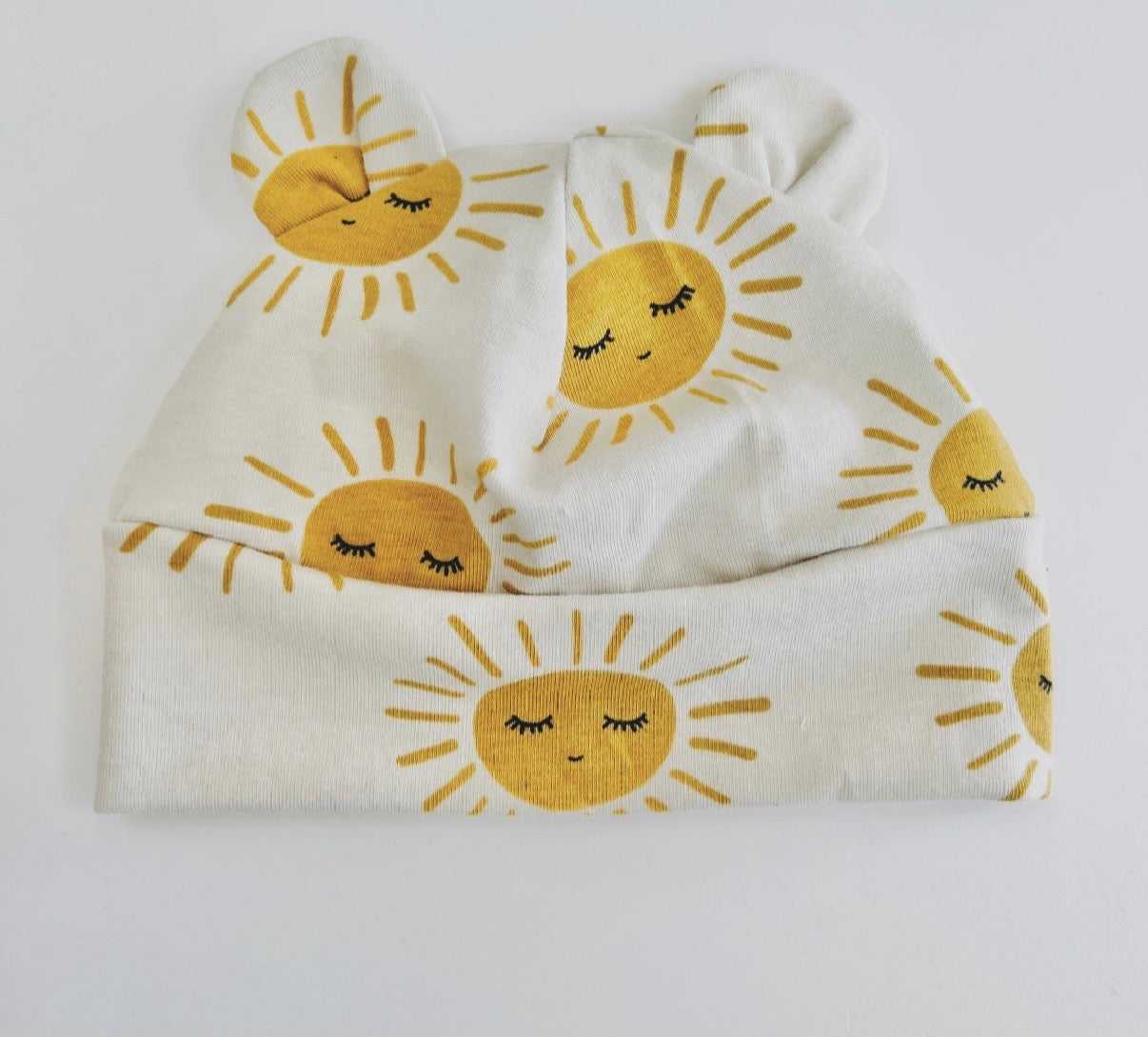 PRE ORDER- DELIVERY MID/END FEB.                                           Eddie & Bee organic cotton Baby hat with ears  in Oat "Sunny” print.