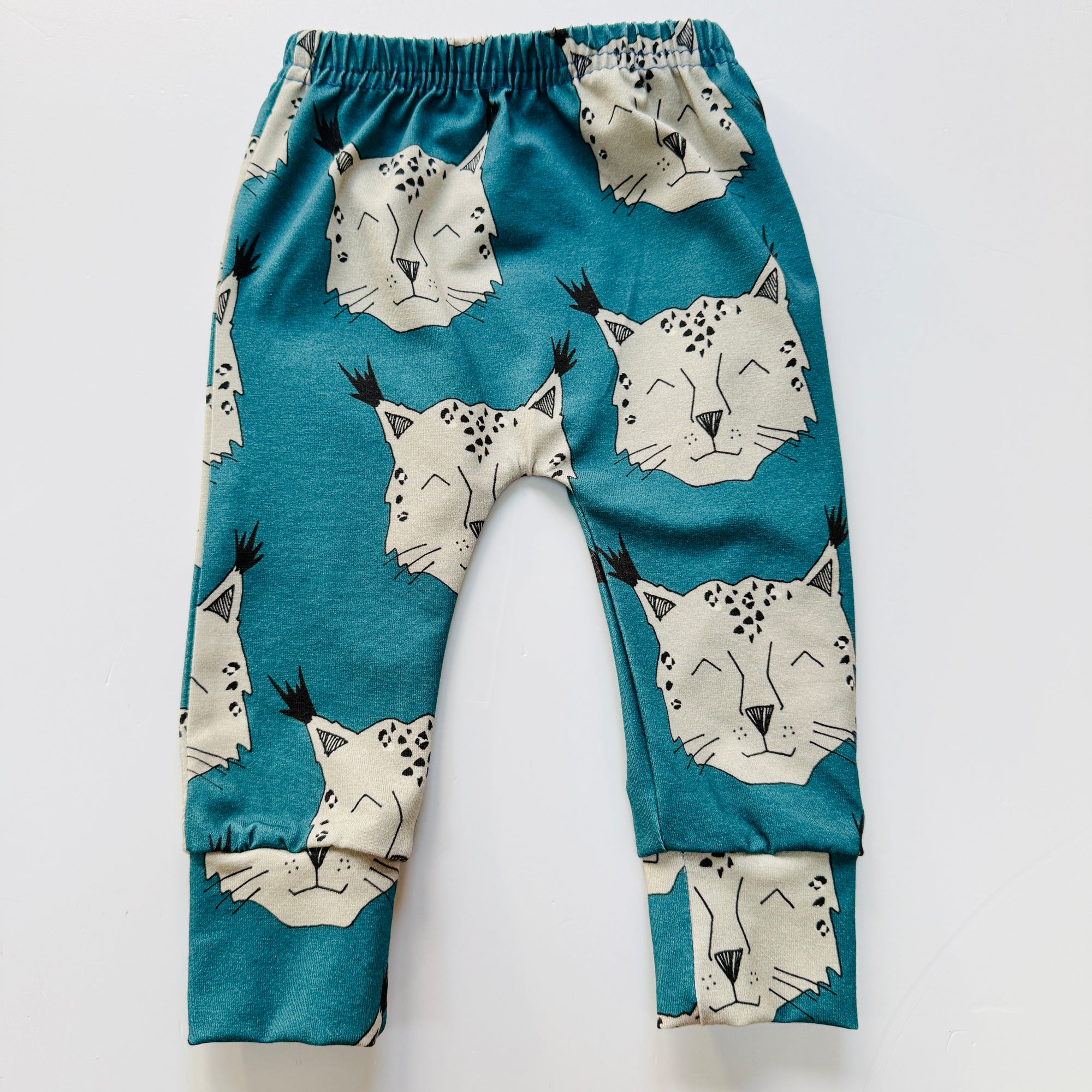 Eddie & Bee organic cotton leggings in Blue "Snow Leopards" print.
