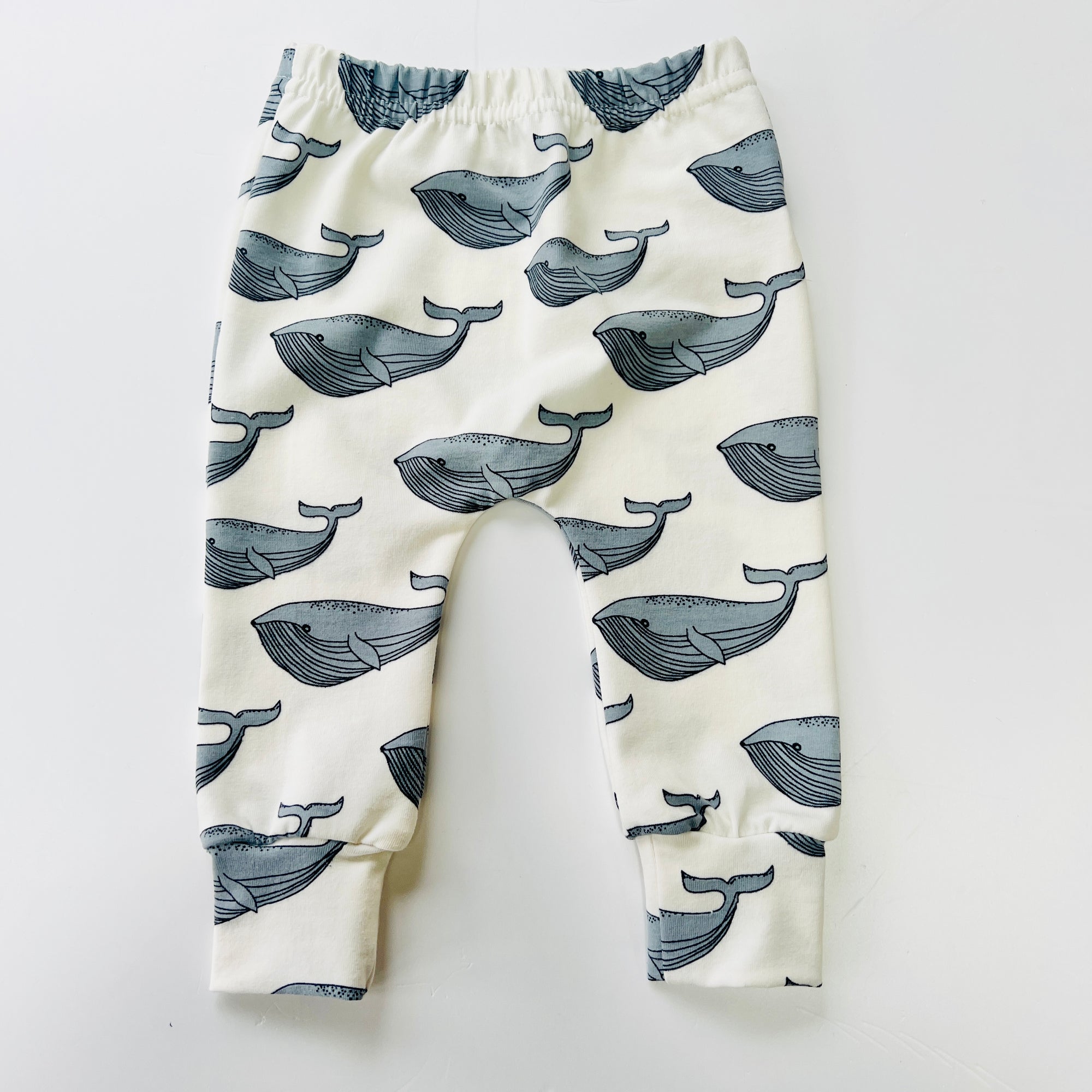 Eddie & Bee organic cotton leggings in cream “Whales" print.