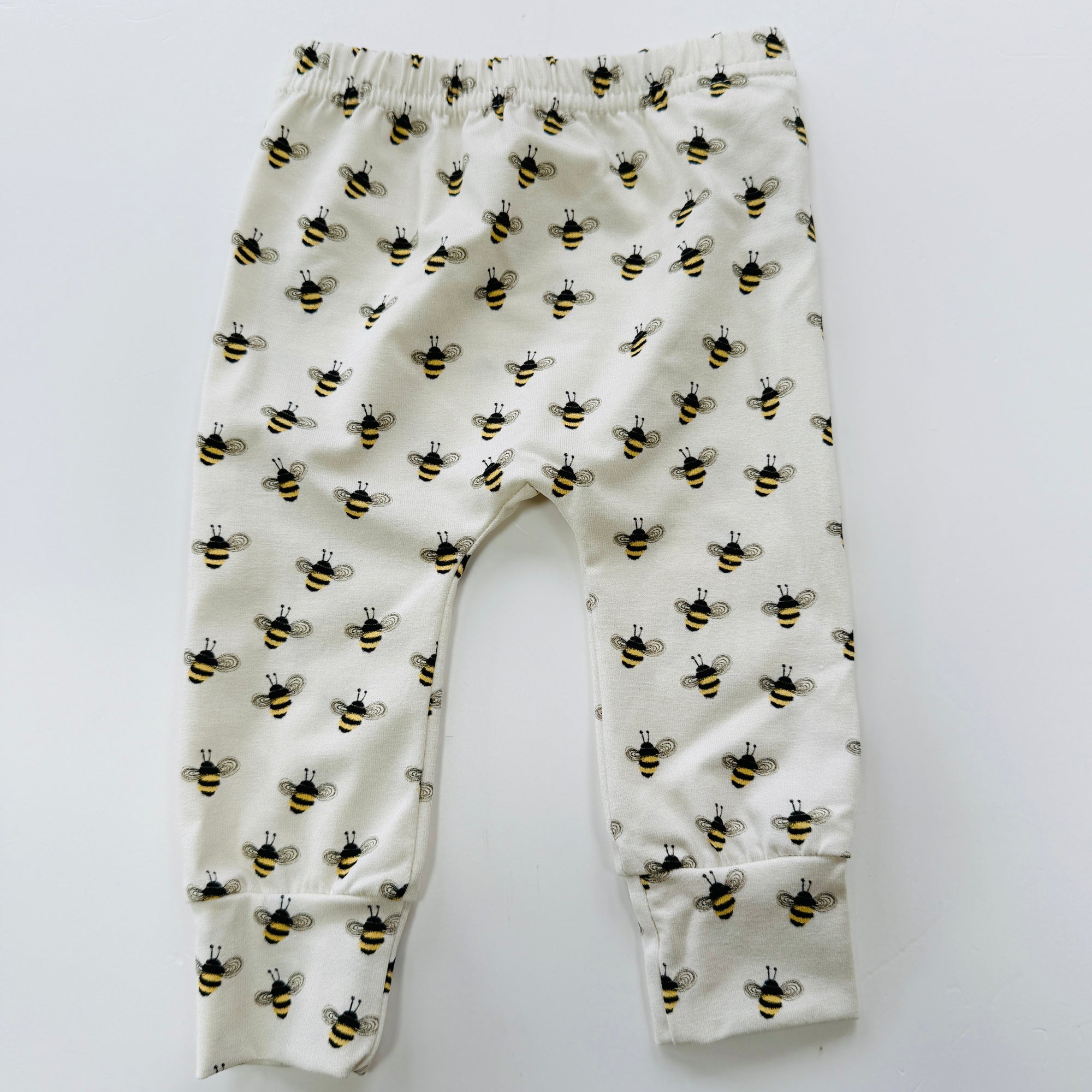 Eddie & Bee organic cotton leggings in Cream "Bee" print.