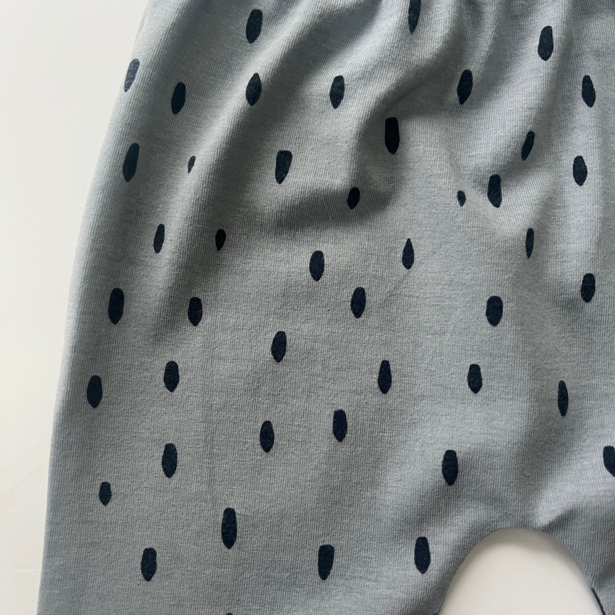 (Eddie & Bee organic cotton leggings in Blue/ Grey fleck print .