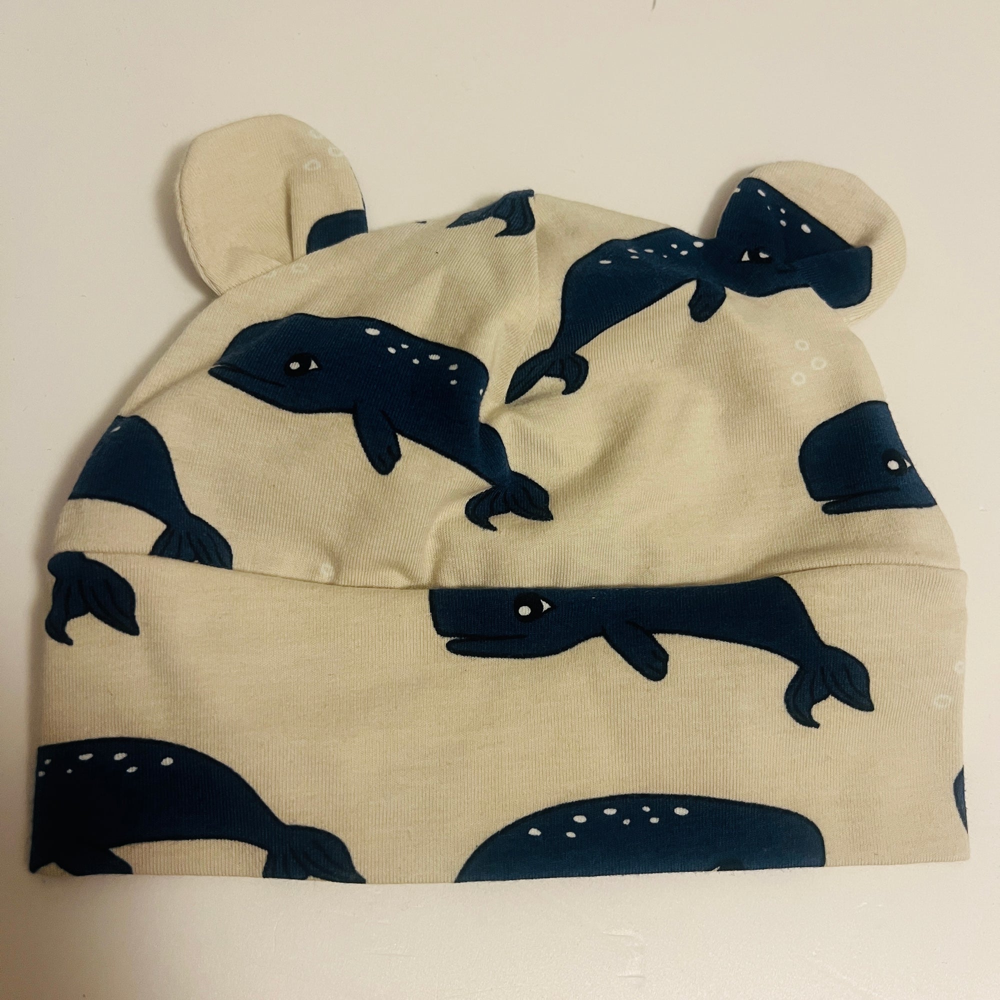 Eddie & Bee organic cotton Baby hat  in Cream " Blue whale " print.