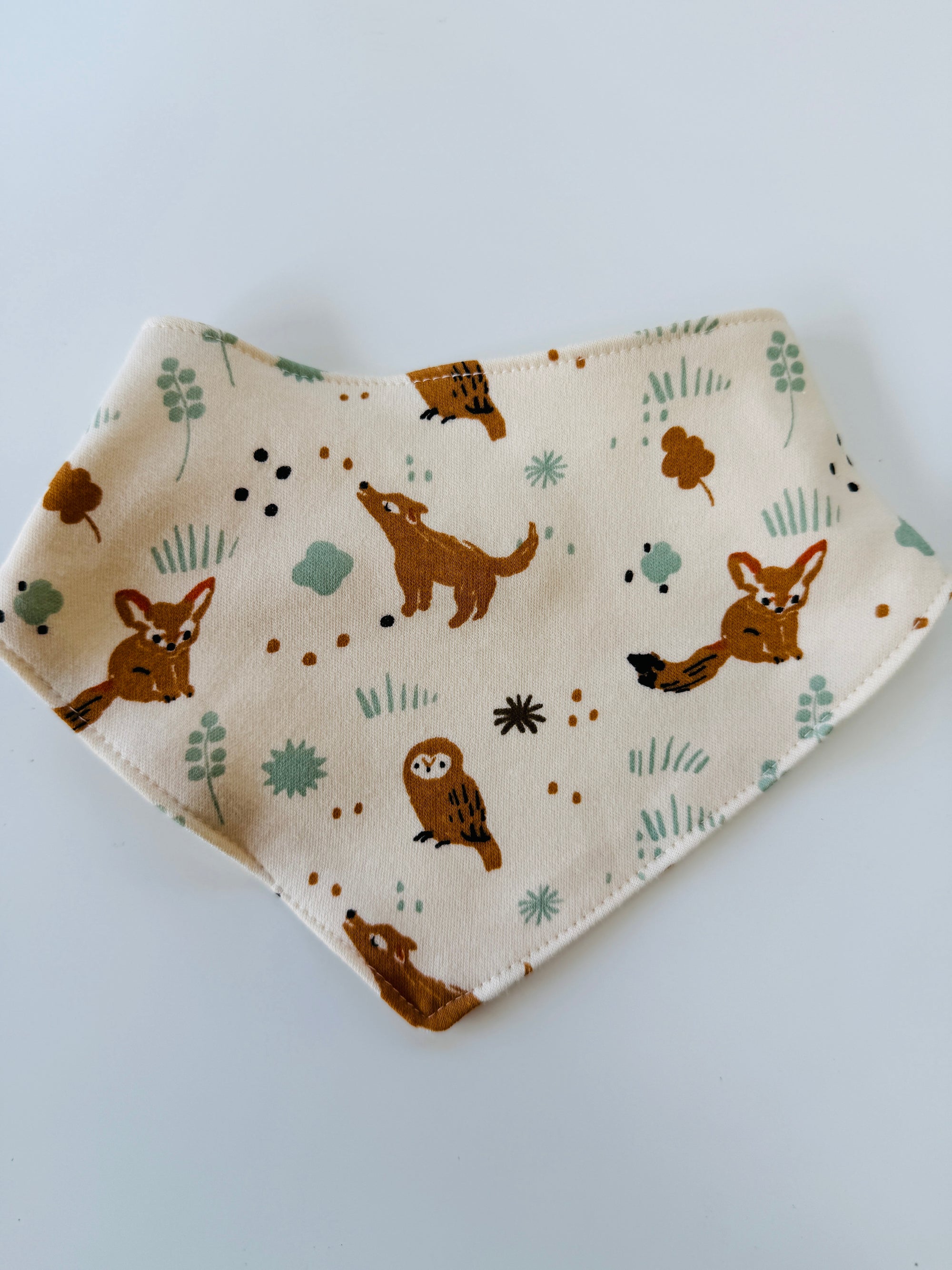 Eddie & Bee organic cotton Baby Dribble bib  in cream  "woodland animals ” print.