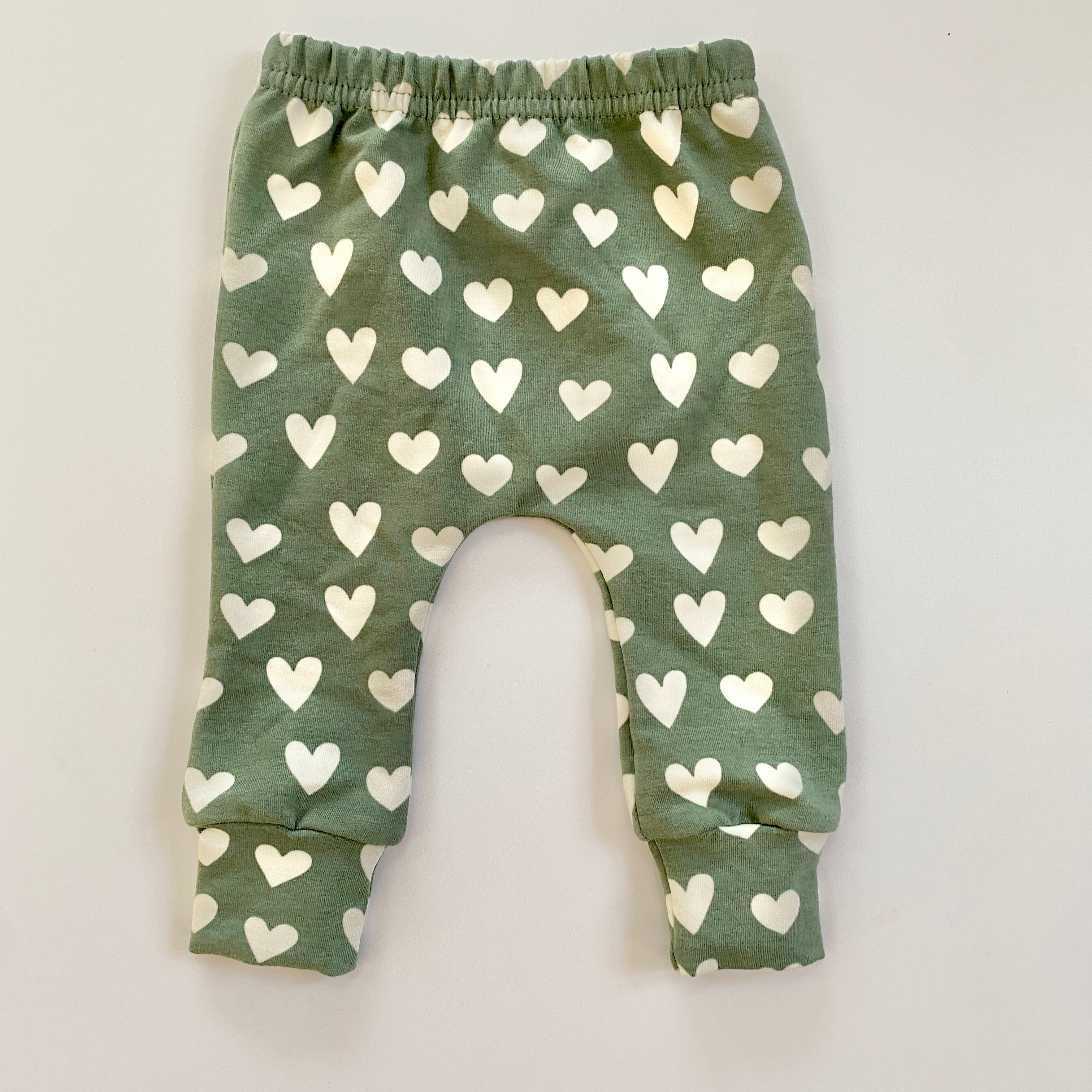 Eddie & Bee organic cotton leggings in Sage "Little hearts" print.