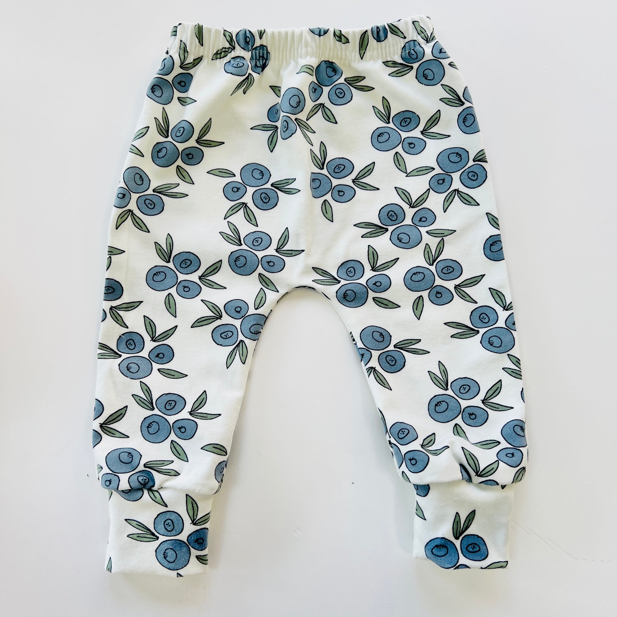 Eddie & Bee organic cotton leggings in Cream "Blueberries" print.