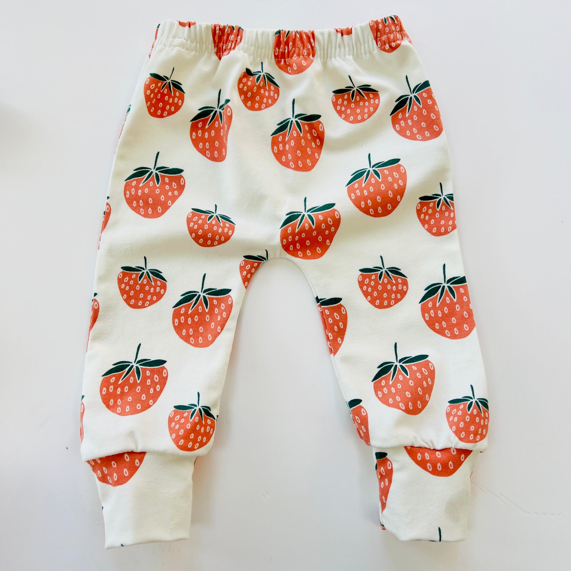 Eddie & Bee organic cotton leggings in Cream "Strawberries" print.
